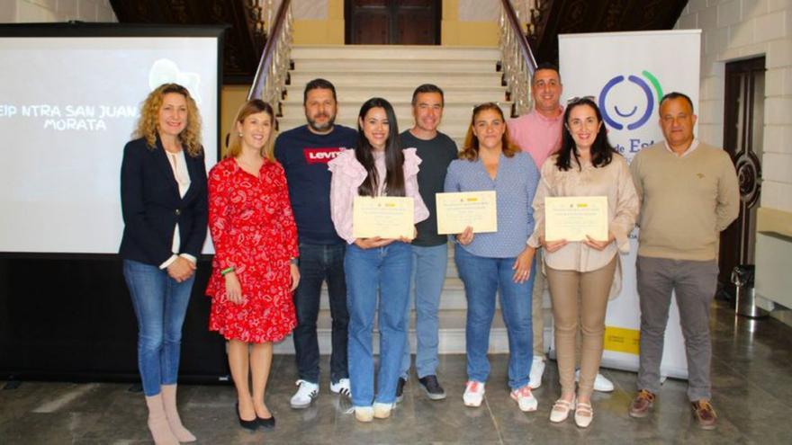 Representantes de los centros ganadores con sus diplomas.