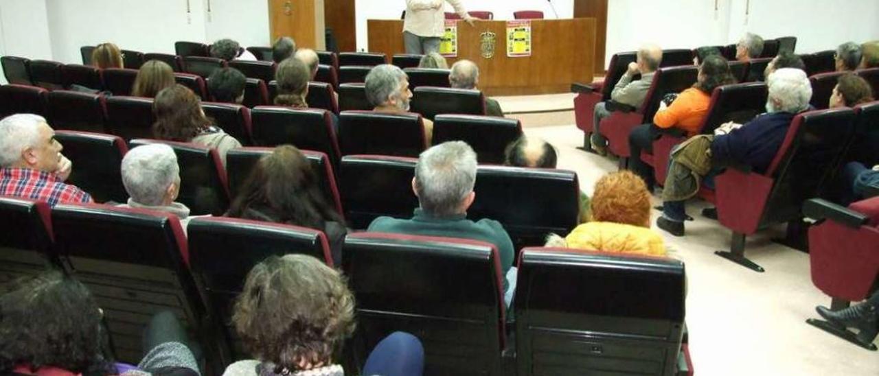 La biblioteca municipal acogió la proyección del documental &quot;A memoria nos tempos do wolfram&quot;. // S.A.