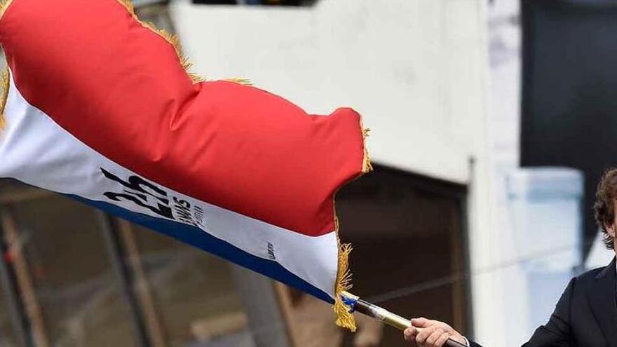 Alonso ondea la bandera para dar la salida a la carrera.