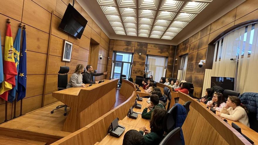 Los alumnos del Colegio Público El Carbayu, de Lugones, visitan el Ayuntamiento de Siero