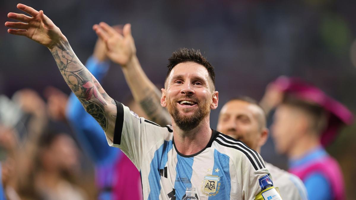 Messi celebra con sus compañeros la victoria ante Australia en el estadio Ahmad bin Ali en Doha, Qatar.