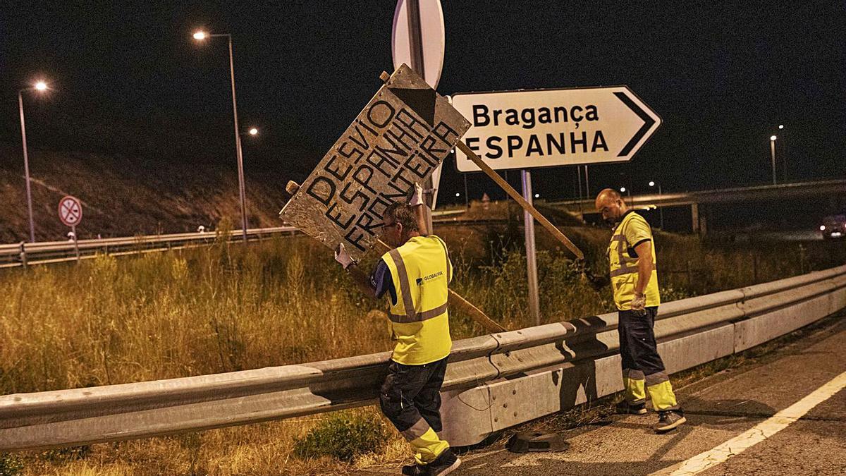 Dos operarios, durante la anterior apertura de la frontera, el 1 de julio de 2020.