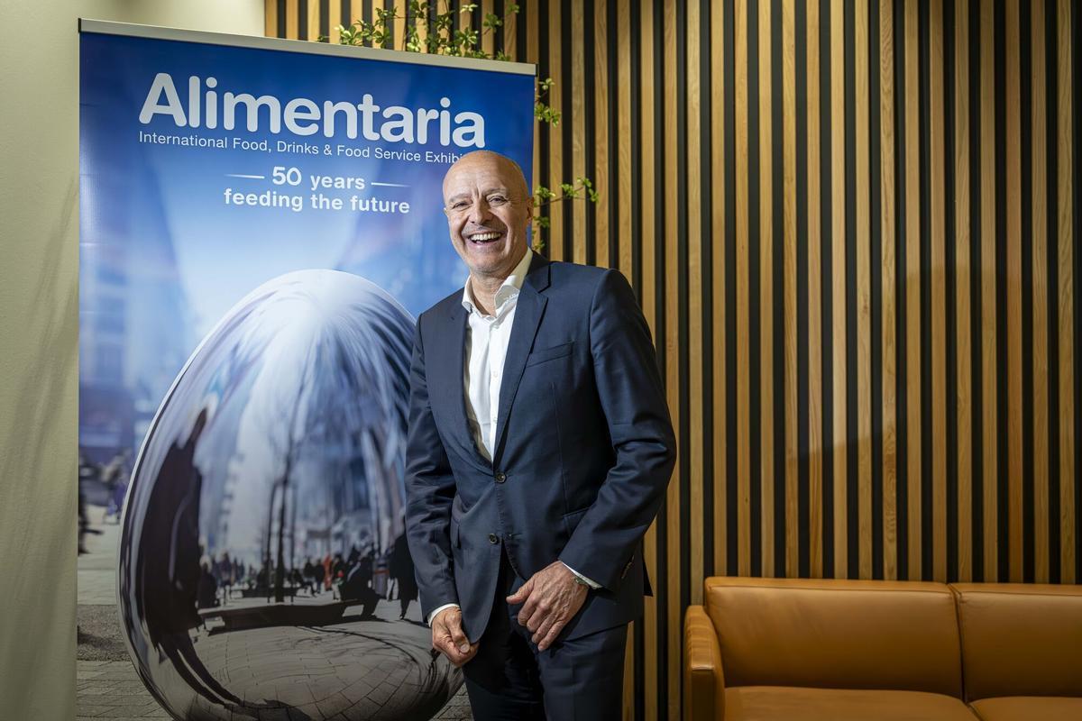 Toni Llorens, presidente de Alimentaria, ante el cartel del 50º aniversario de la feria barcelonesa.
