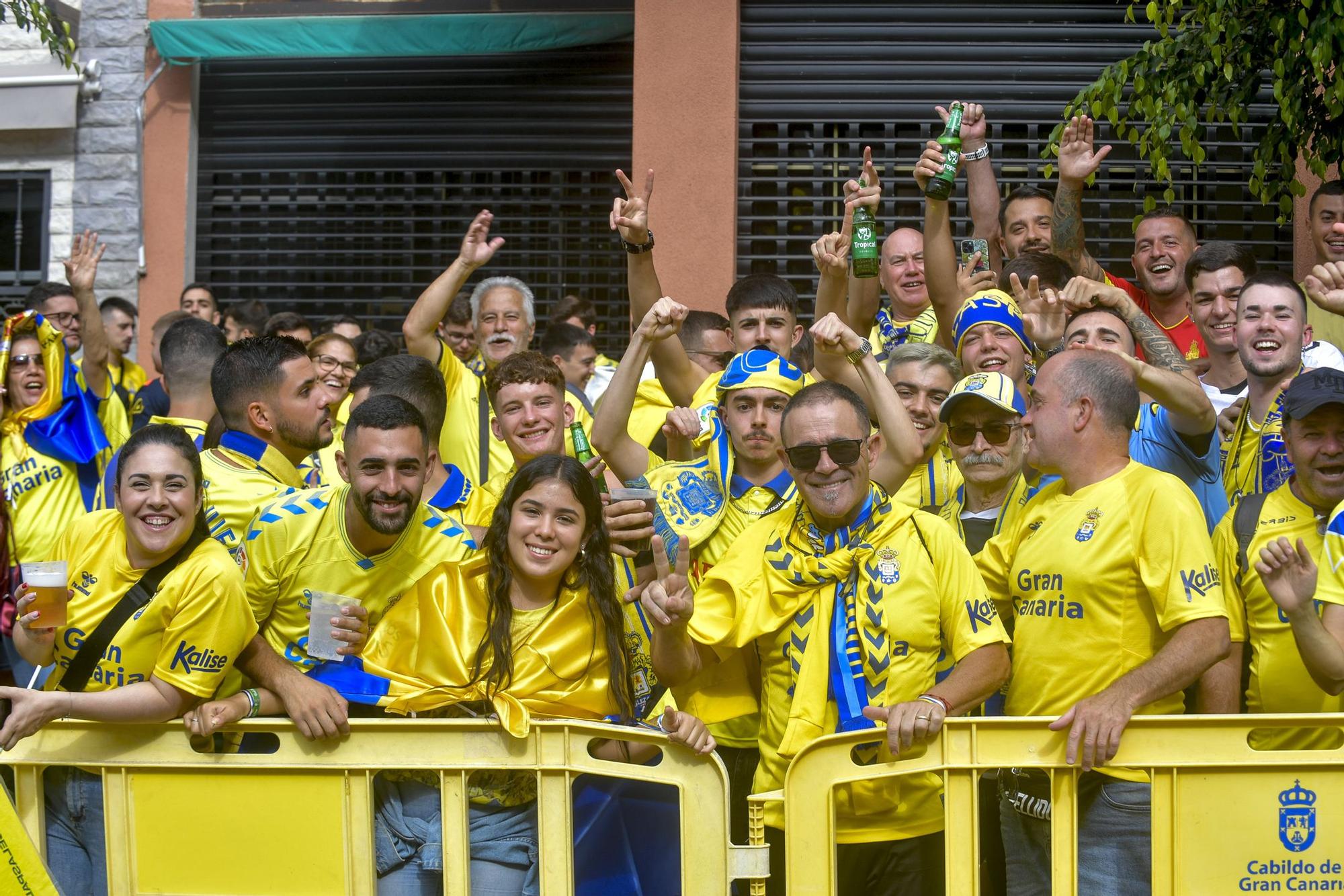 La afición recibe a la guagua de la UD Las Palmas en Fondos de Segura