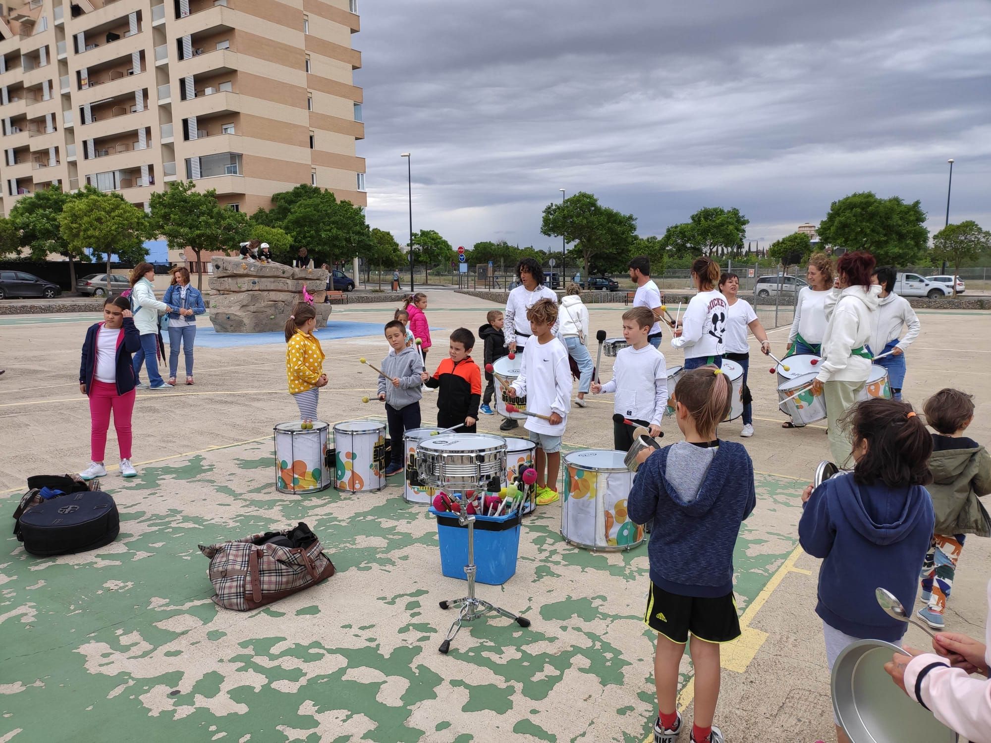 GALERÍA | Los padres del colegio de Valdespartera protestan por un comedor digno