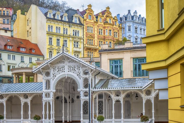 Karlovy Vary es una ciudad famosa por sus balnearios y aguas termales.