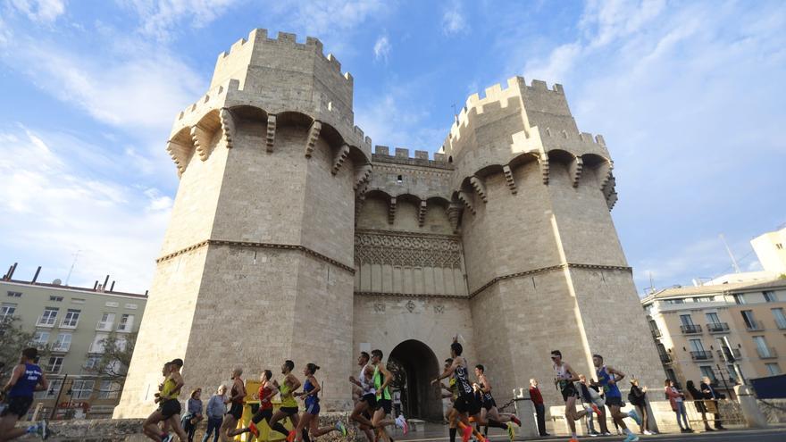 El paso del Medio Maratón Valencia Trinidad Alfonso por las Torres de Serranos