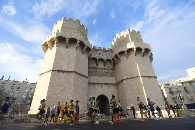 El paso del Medio Maratón Valencia Trinidad Alfonso por las Torres de Serranos