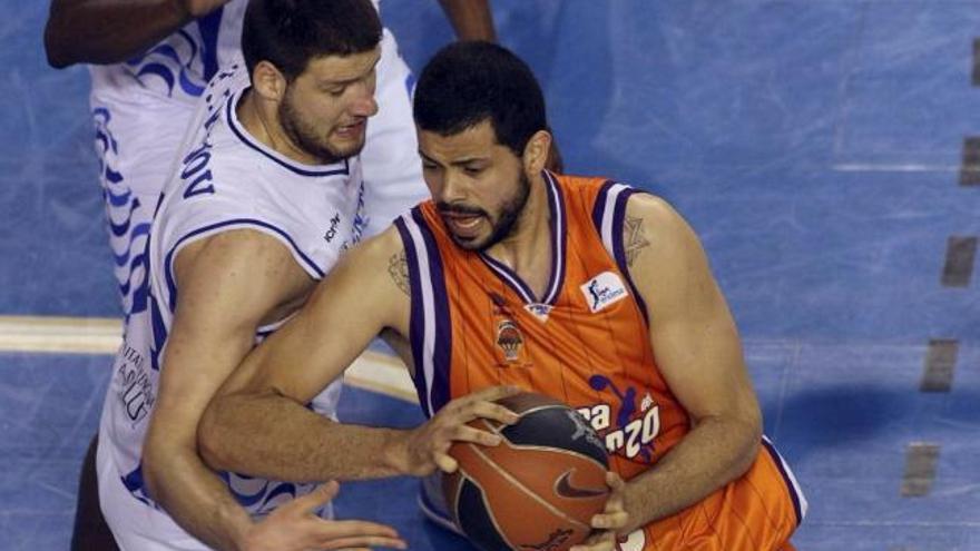 El pívot brasileño del Valencia Basket Vitor Faverani (d), lucha por un balón con el jugador del Lucentum Alicante Kaloyan Ivanov (i) durante el partido, correspondiente a la vigésimo tercera jornada de la Liga ACB que se disputa en el pabellón Centro de Tecnificación.