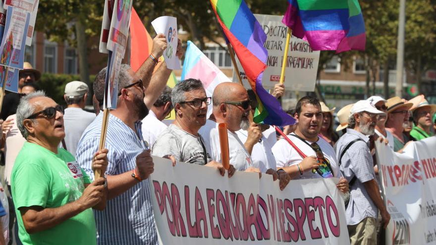 Protesta en la puerta de la Asamblea contra la LGTBIfobia.