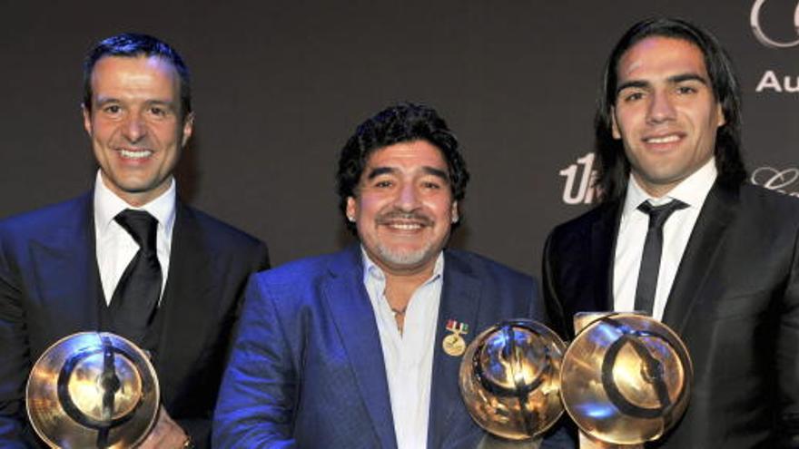 Mendes, a la izquierda, junto a Maradona y Falcao, cuando fue nombrado mejor agente del año.