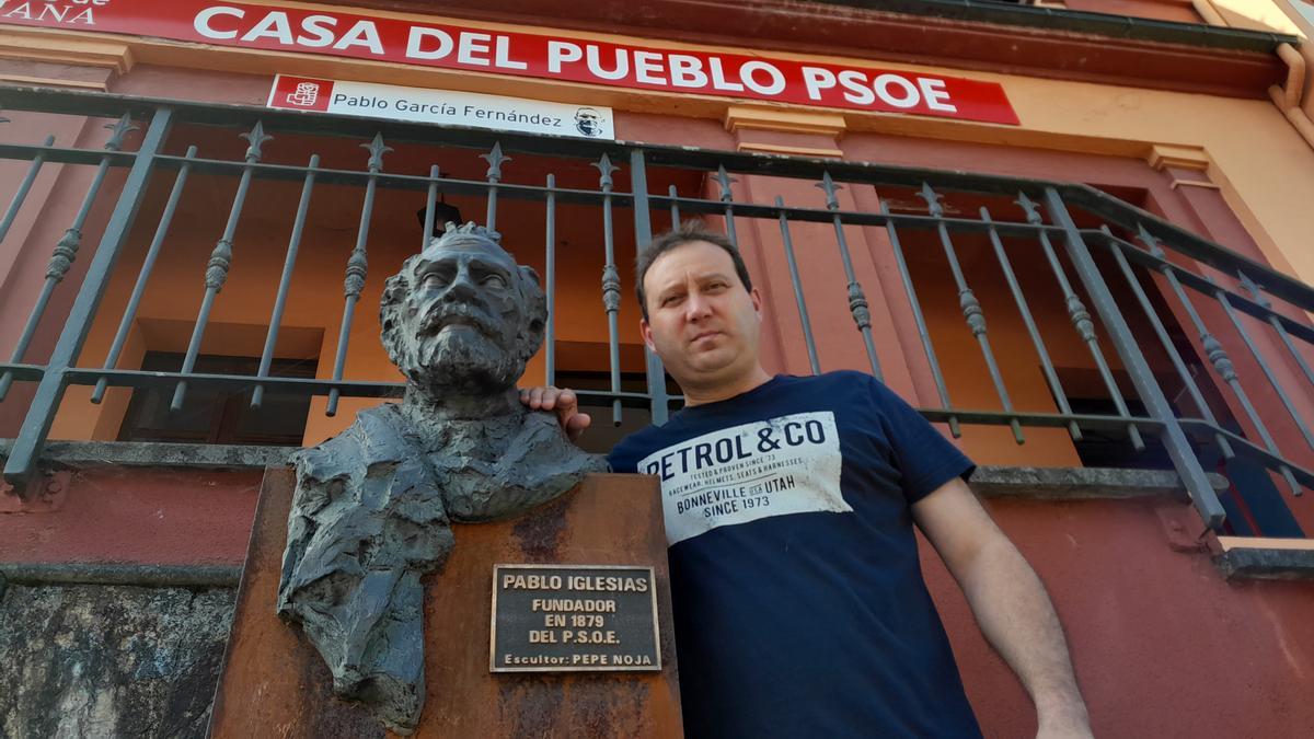 Roberto Fernández, &quot;Petón&quot;, junto al busto de Pablo Iglesias obra de Pepe Noja.