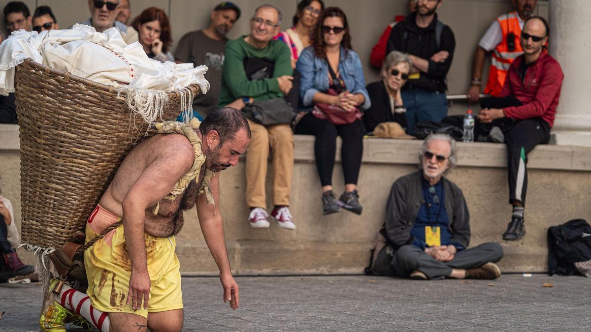 Alberto Velasco, durant la funció que va dur a terme ahir al migdia al pati del Kursaal
