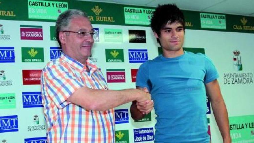 El nuevo jugador del Zamora Club de Fútbol, Miguel Santos, se da la mano con el presidente del club rojiblanco, Maxi Martín.