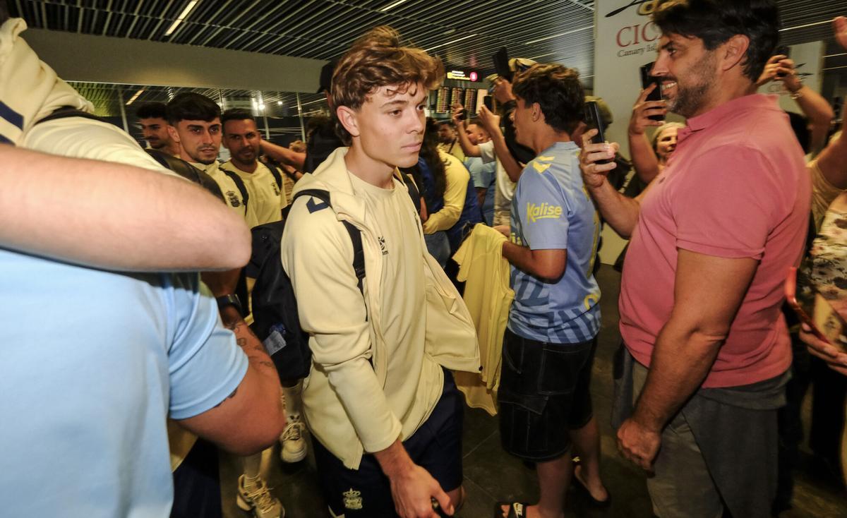 Aficionados reciben a la UD Las Palmas en el aeropuerto tras sellar el playoff