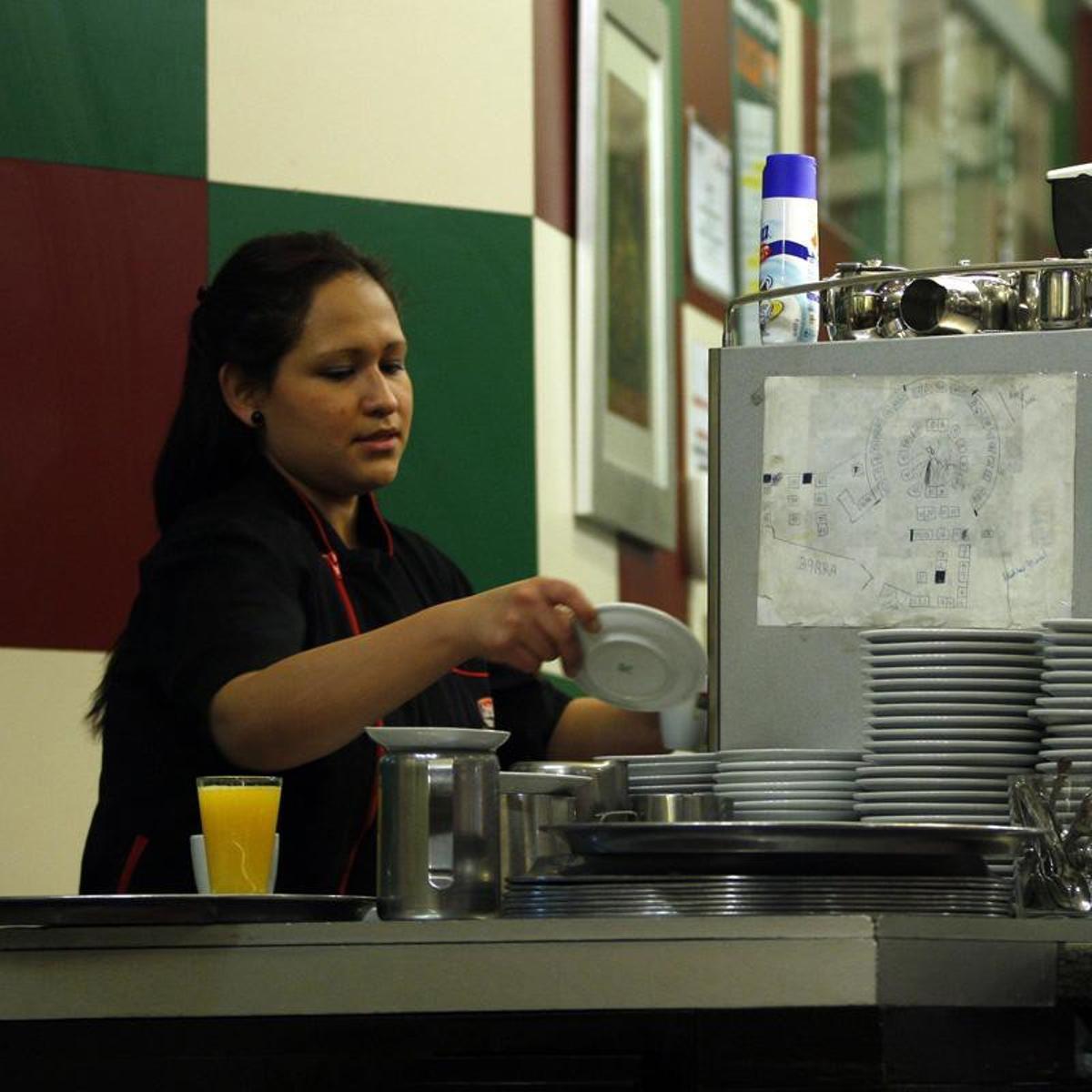 Camarera trabajando en un bar.