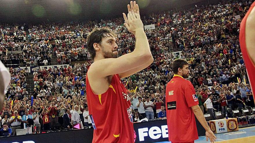 Pau Gasol aplaude a la afición coruñesa.   | // 13FOTOS