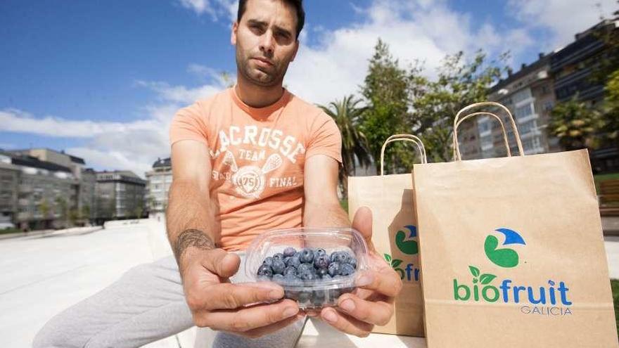 Javier Agrelo posa con algunos de los frutos de su plantación. // Bernabé/Cris M.V.