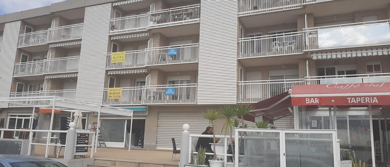 Apartamentos con el cartel de &#039;Se alquila&#039;, en Peñíscola