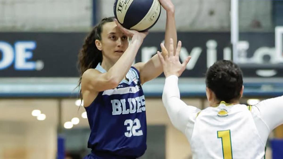 Marta Hermida, tirando a canasta