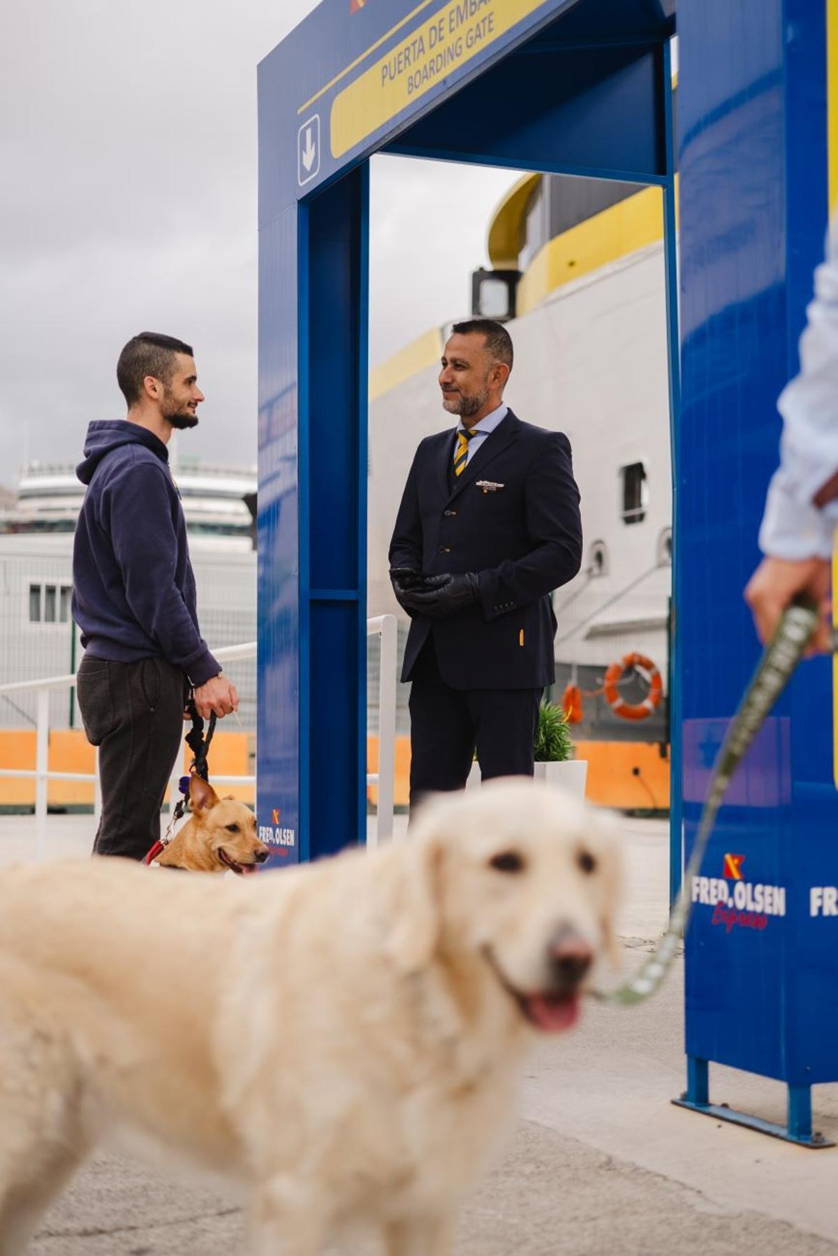 Mascotas entrando al Fred. Olsen