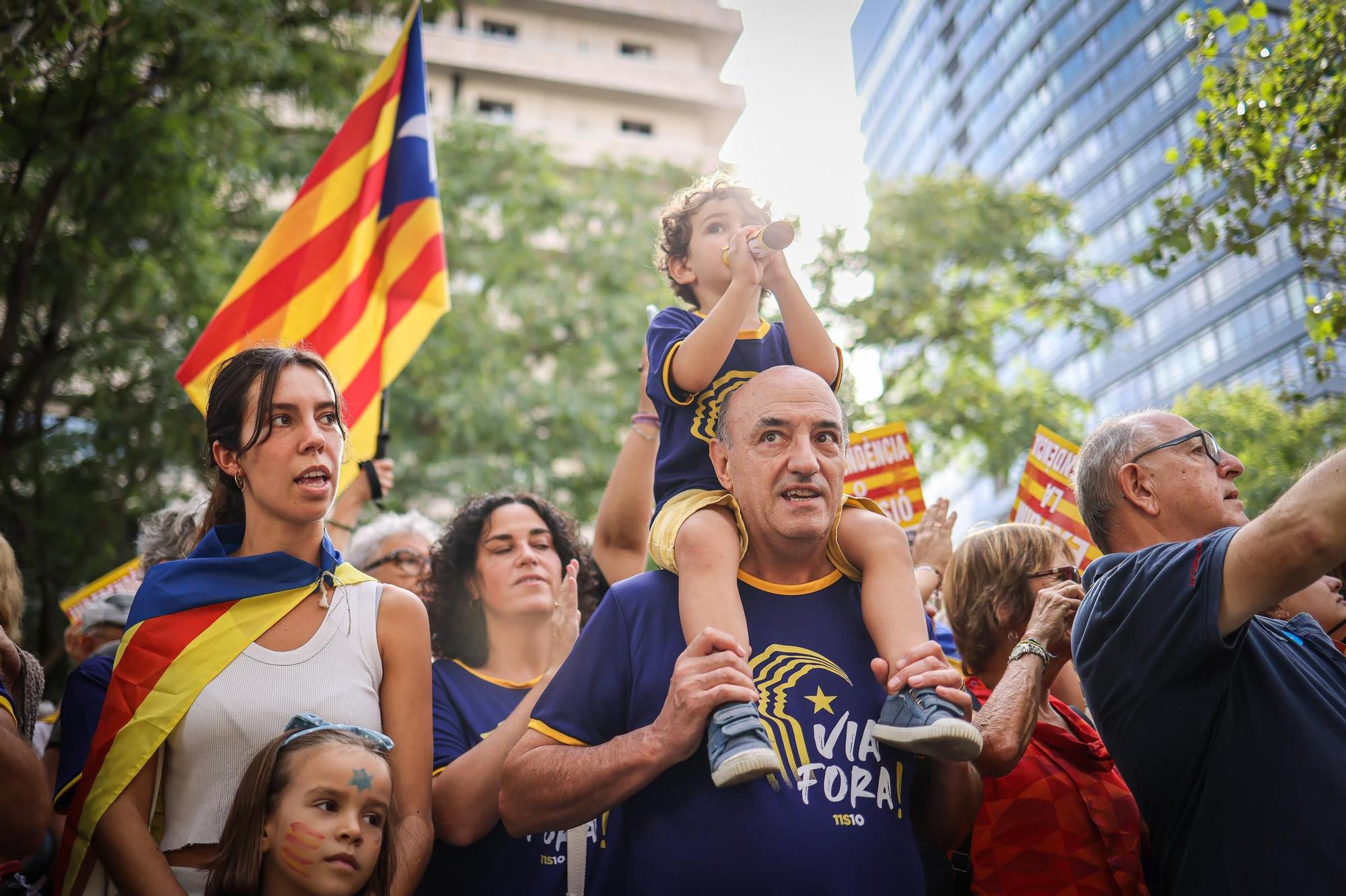 Arrenca la manifestació convocada per l'ANC per la Diada a Barcelona amb el lema 'Via Fora'