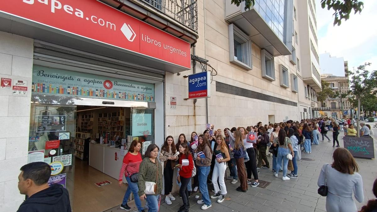 La escritora mallorquina Joana Marcús firma su último libro en Palma