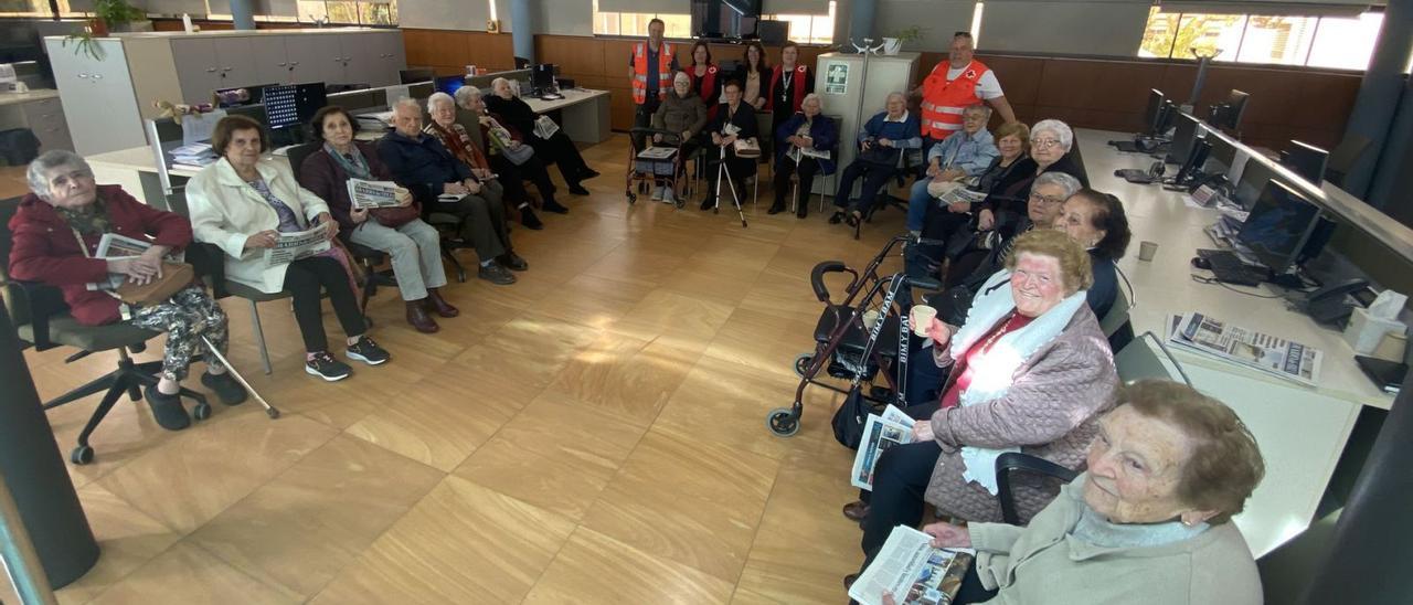 El grupo de personas mayores durante su visita a Diario de Ibiza acompañadas de los voluntarios.