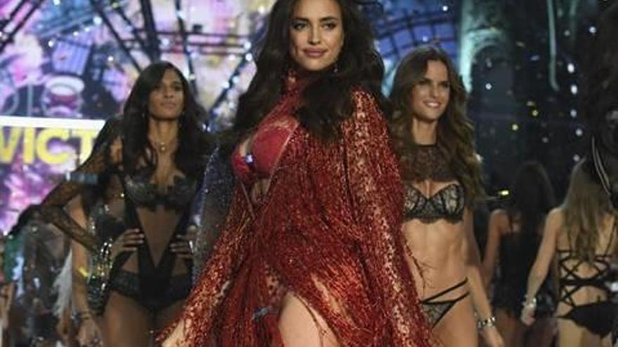 La modelo Irina Shayk en el desfile de Victoria`s Secret.