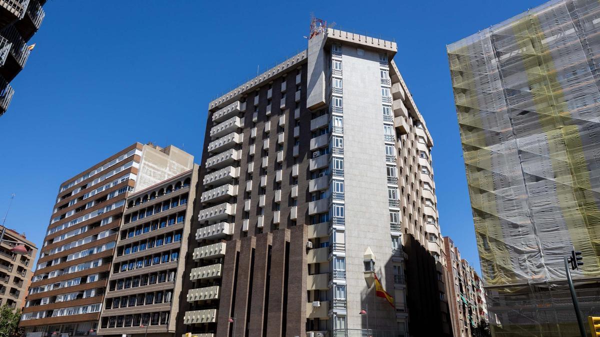 Fachada del acuartelamiento El Carmen, en la avenida César Augusto de Zaragoza.