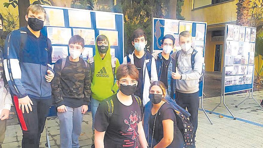 Alumnos del centro, con una de las exposiciones sobre la laguna.