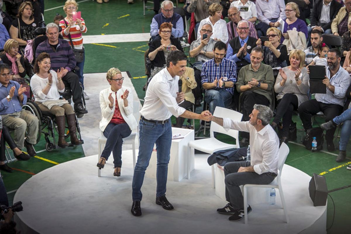 Pedro Sánchez estreny la mà de Jaume Collboni en una assemblea oberta del PSC al poliesportiu de Can Dragó de Barcelona. Pedro Sánchez estreny la mà de Jaume Collboni en una assemblea oberta del PSC al poliesportiu de Can Dragó de Barcelona.