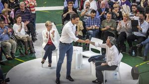 Pedro Sánchez estreny la mà de Jaume Collboni en una assemblea oberta del PSC al poliesportiu de Can Dragó de Barcelona.