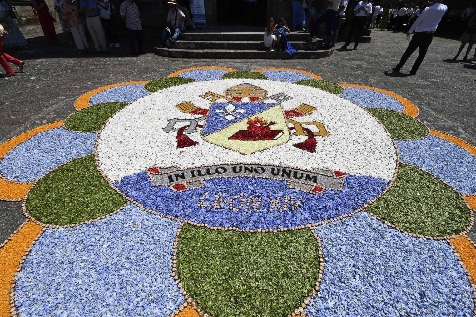 Los más de mil alfombristas de Gondomar desplegaron imaginación
con diseños tan curiosos como un retrato de David Bowie