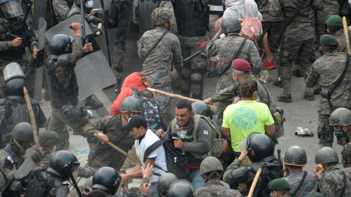 La policía desaloja la caravana  migrante hondureña
