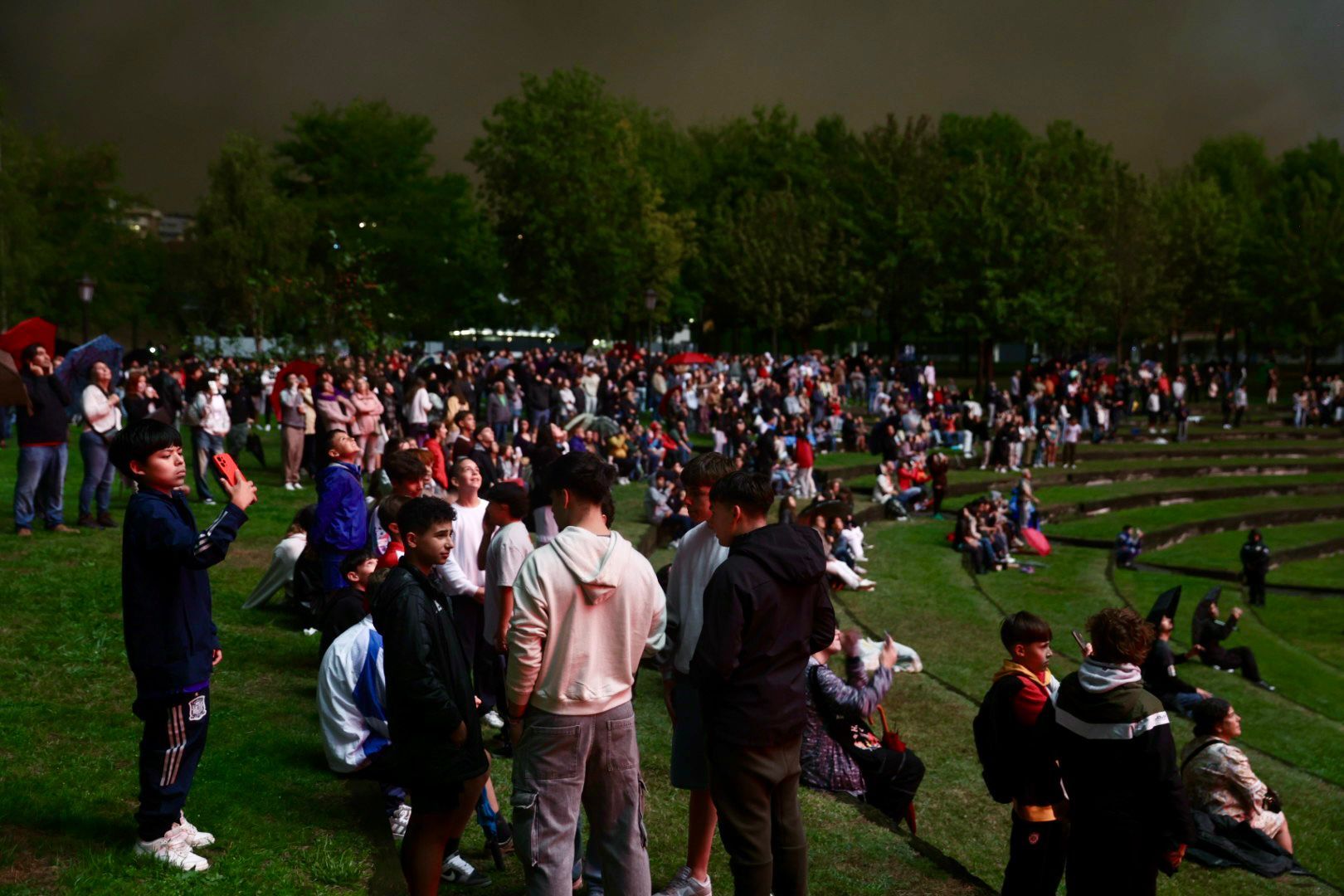 EN IMÁGENES: Así se vivieron unos fuegos de San Mateo bajo la lluvia en Oviedo