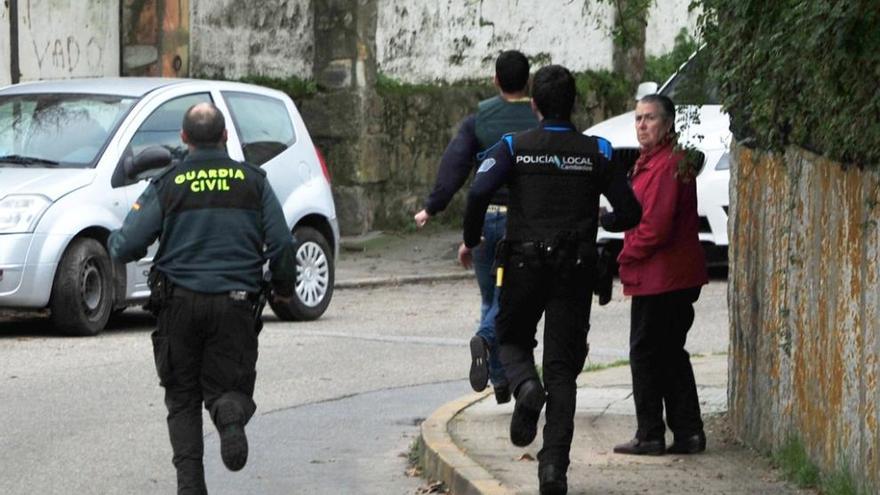 Los guardias salen a la carrera en busca de uno de los implicados en el tiroteo, que entonces logró huir. Iñaki Abella