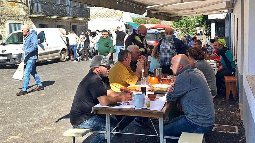 Ambiente en el mercado de A Gouxa, que agota las existencias de carne