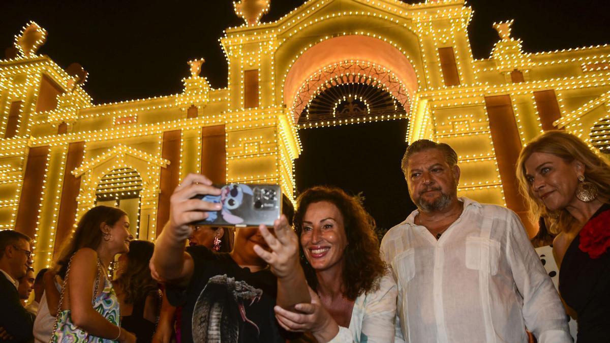 La alcaldesa de Almería, María del Mar Vázquez, junto al ahora exconcejal de Cultura, Diego Cruz, tras realizar el encendido de la portada del recinto ferial de Almería