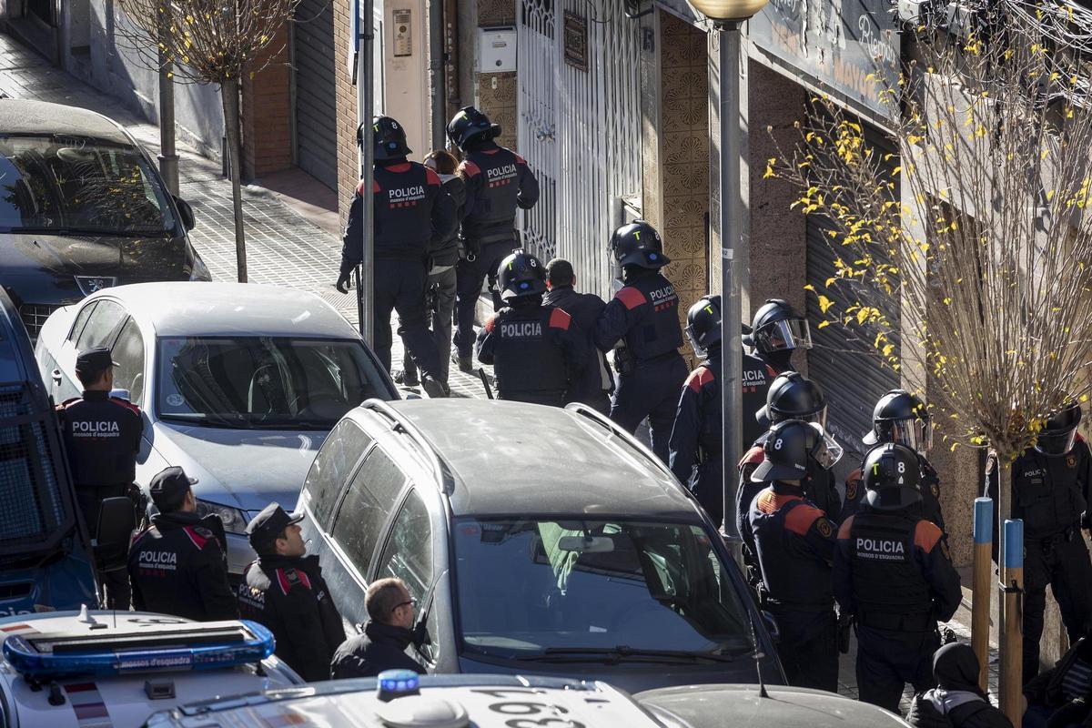 Badalona desaloja un edificio en ruinas en el que viven 8 familias