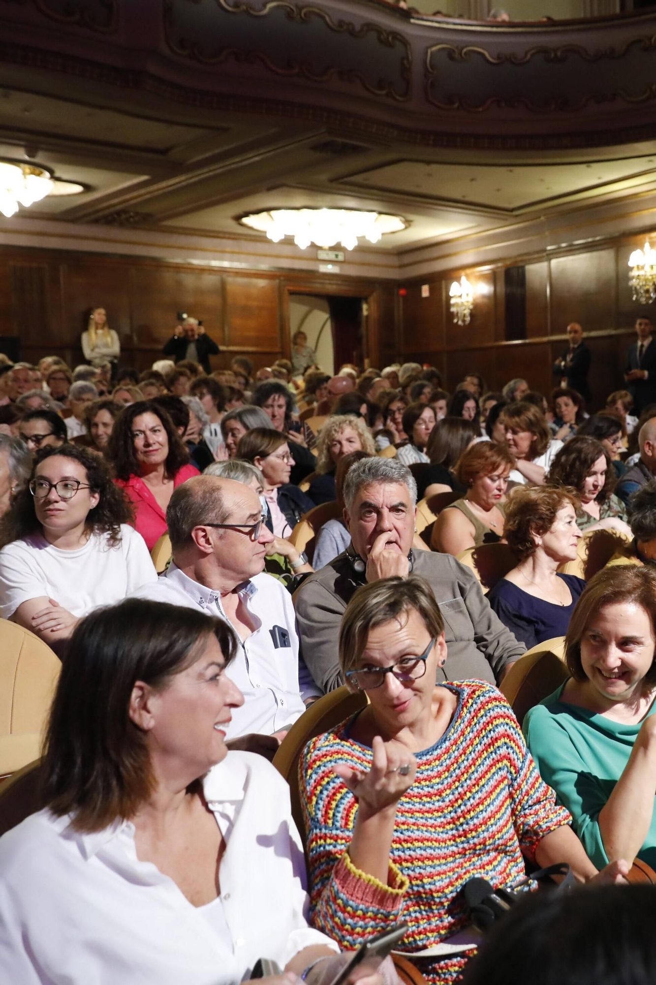 Encuentro de Haruki Murakami con Clubes de lectura de bibliotecas públicas en el teatro Jovellanos