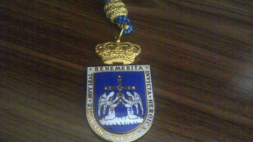 Oviedo gasta 36.000 euros en el medallón y la insignia que regala a cada  concejal - La Nueva España