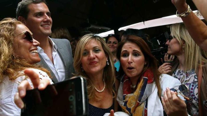 Rivera, rodeado de mujeres empresarias en Barcelona. // Efe