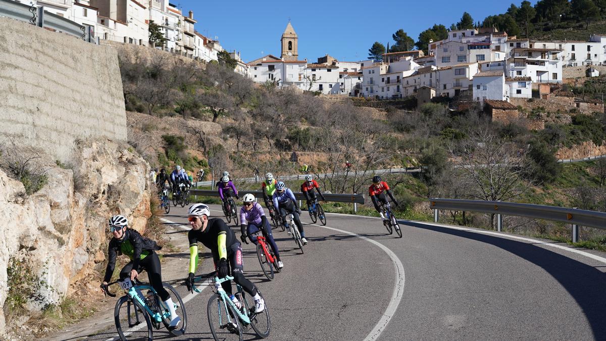 La primera Marcha Cicloturista l'Alcalaten Alto Mijares, en imágenes