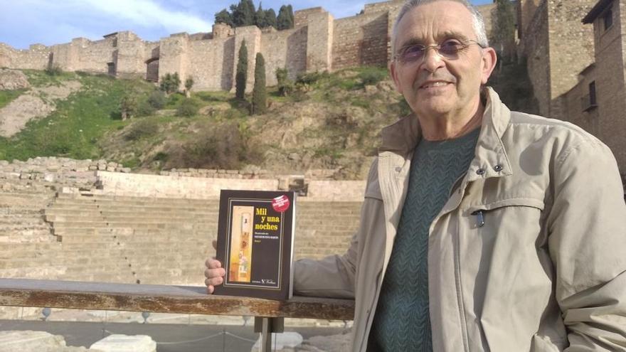El profesor y traductor, con el primer tomo de su obra, junto a La Alcazaba la semana pasada.
