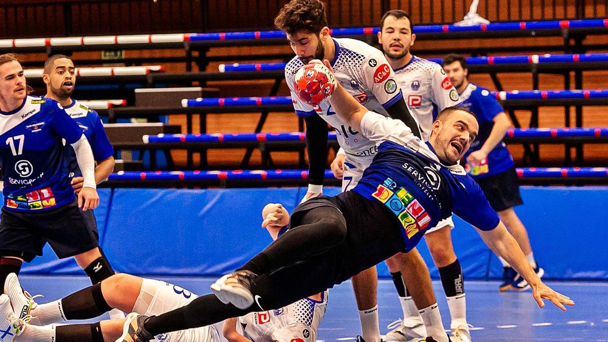 Imagen de un partido del Club Balonmano Benidorm.