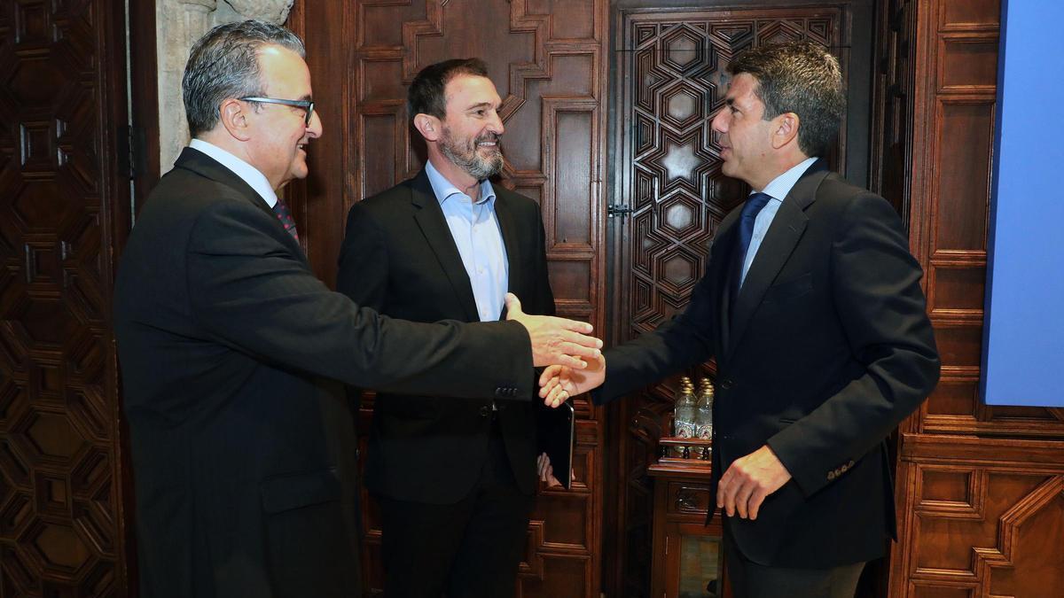 El secretario general de Provia, Jesualdo Ros; y el presidente, Pedro Soliveres, saludan a Carlos Mazón.