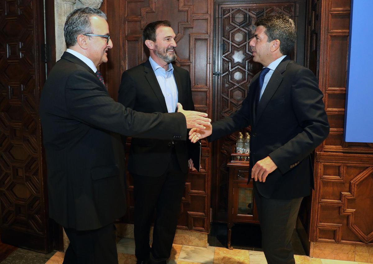 El secretario general de Provia, Jesualdo Ros; y el presidente, Pedro Soliveres, saludan a Carlos Mazón.