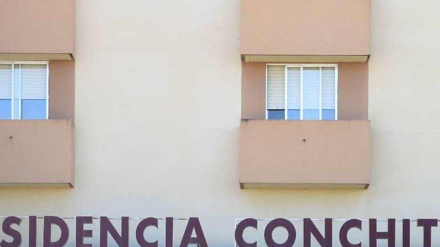 Usuarios y familiares a la puerta de la residencia de Fermoselle .