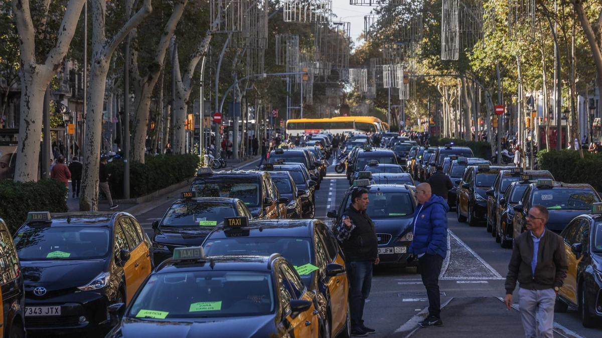 Marcha lenta de taxistas en Barcelona por la muerte de un compañero